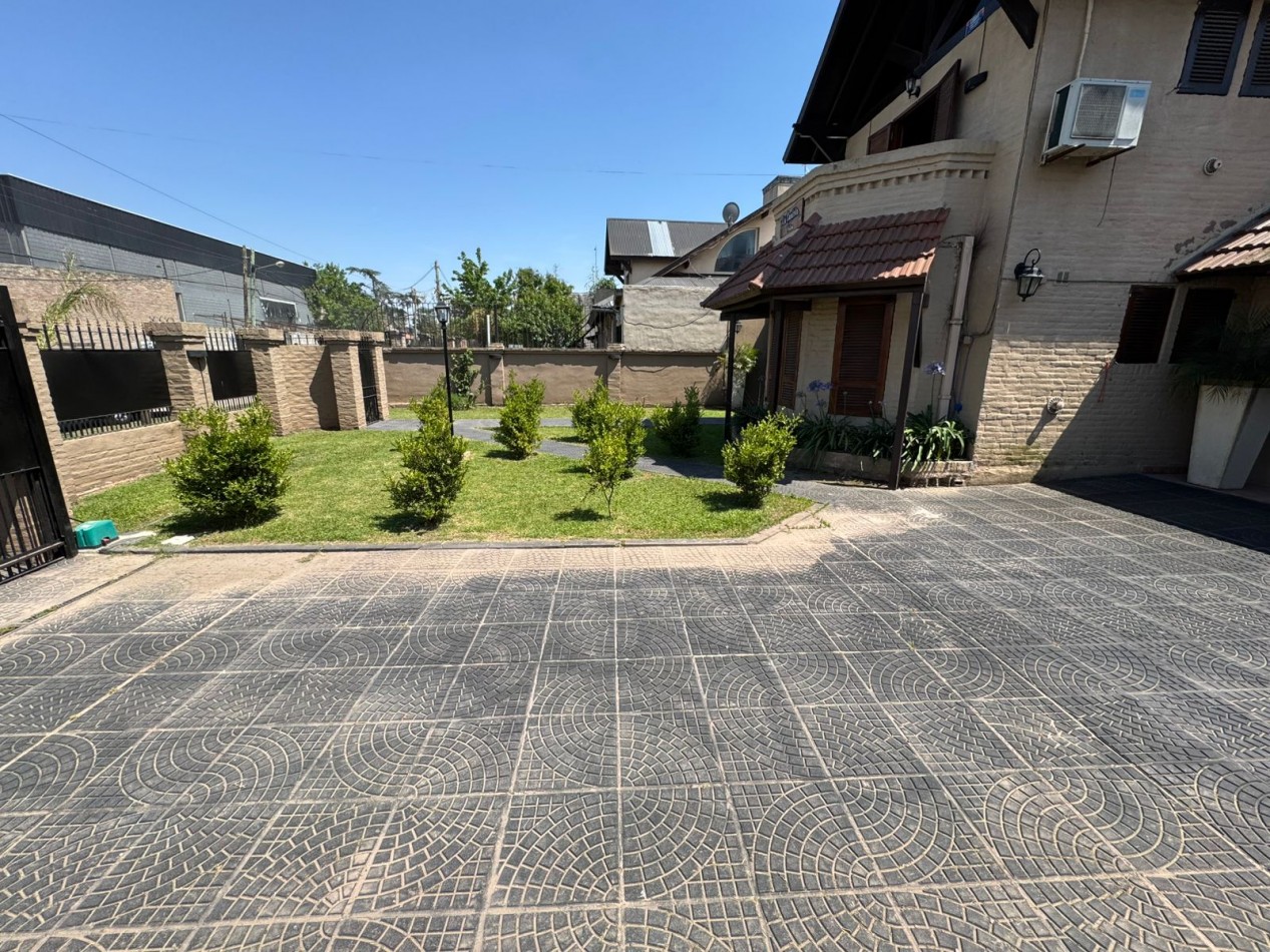 CASA QUINTA 3 AMBIENTES EN LOTE DE 734 m² CON PARQUE, QUINCHO Y PILETA. REF. 882