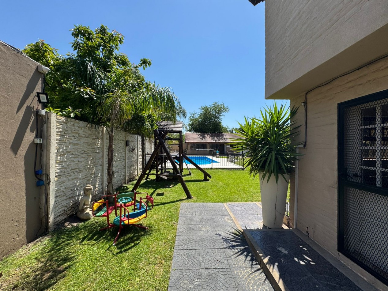 CASA QUINTA 3 AMBIENTES EN LOTE DE 734 m² CON PARQUE, QUINCHO Y PILETA. REF. 882