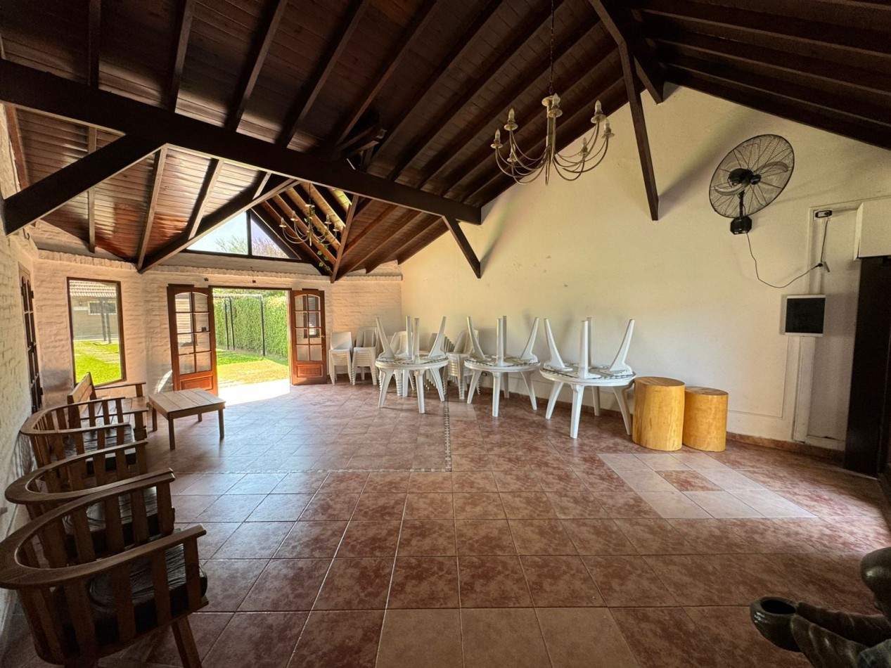 CASA QUINTA 3 AMBIENTES EN LOTE DE 734 m² CON PARQUE, QUINCHO Y PILETA. REF. 882