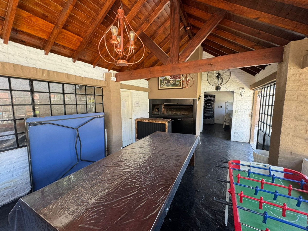 CASA QUINTA 3 AMBIENTES EN LOTE DE 734 m² CON PARQUE, QUINCHO Y PILETA. REF. 882