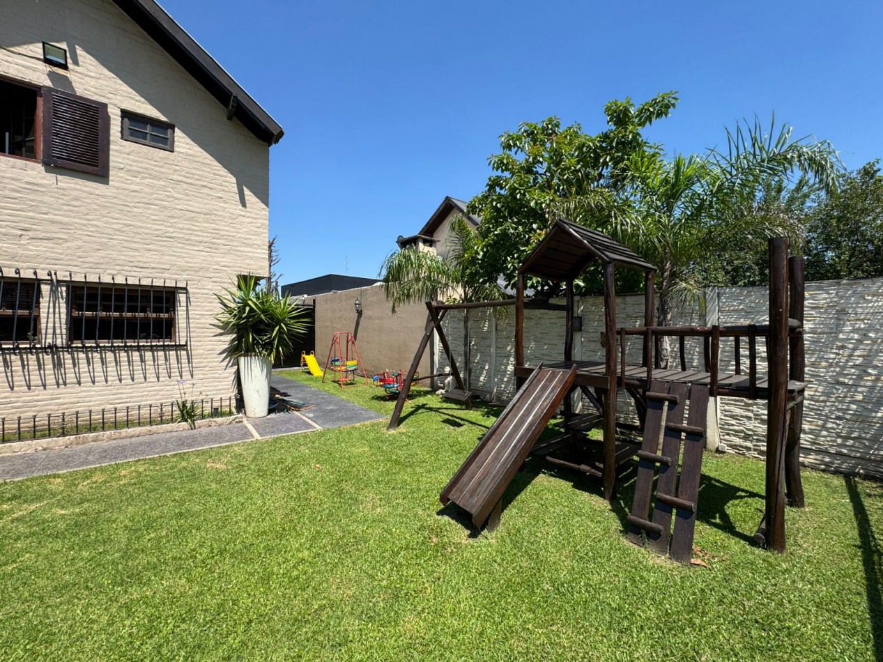 CASA QUINTA 3 AMBIENTES EN LOTE DE 734 m² CON PARQUE, QUINCHO Y PILETA. REF. 882