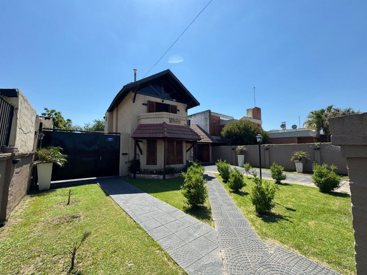 CASA QUINTA 3 AMBIENTES EN LOTE DE 734 m² CON PARQUE, QUINCHO Y PILETA. REF. 882