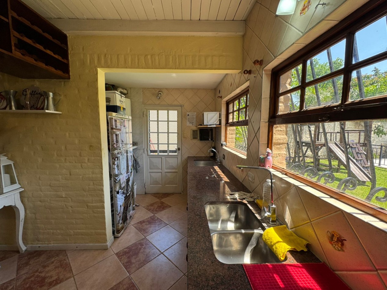 CASA QUINTA 3 AMBIENTES EN LOTE DE 734 m² CON PARQUE, QUINCHO Y PILETA. REF. 882