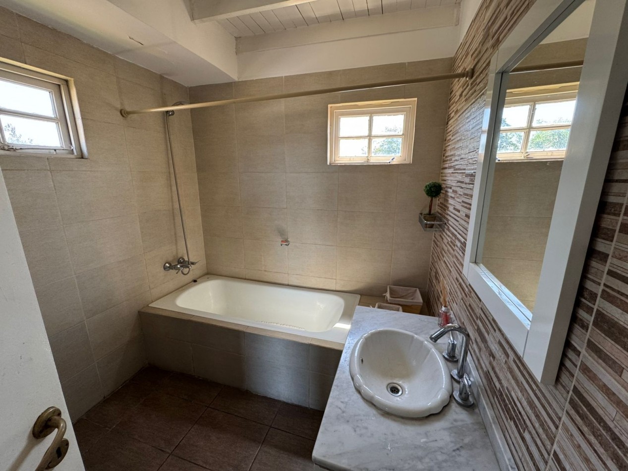 CASA QUINTA 3 AMBIENTES EN LOTE DE 734 m² CON PARQUE, QUINCHO Y PILETA. REF. 882