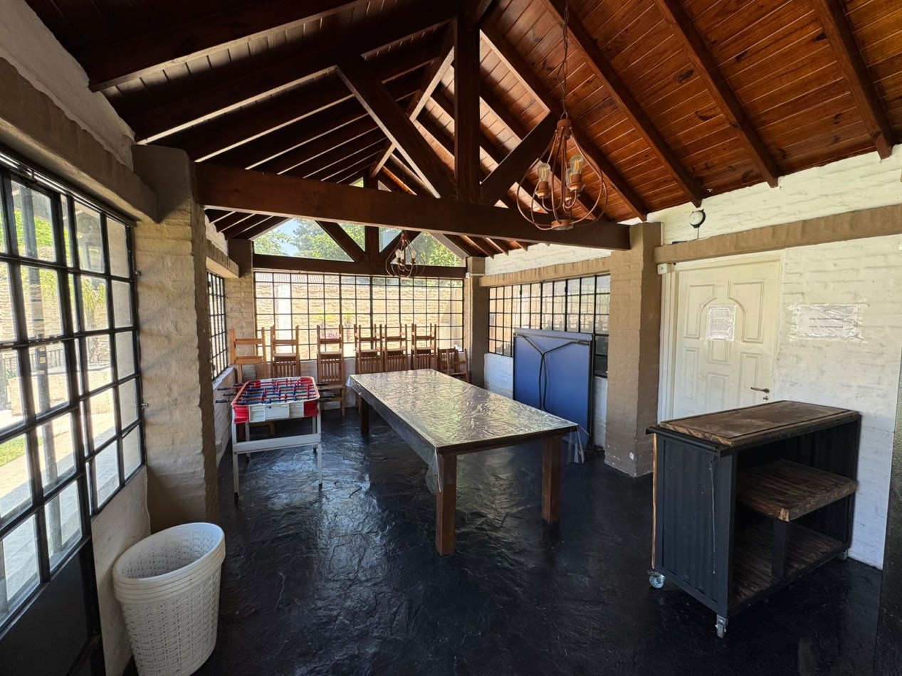 CASA QUINTA 3 AMBIENTES EN LOTE DE 734 m² CON PARQUE, QUINCHO Y PILETA. REF. 882