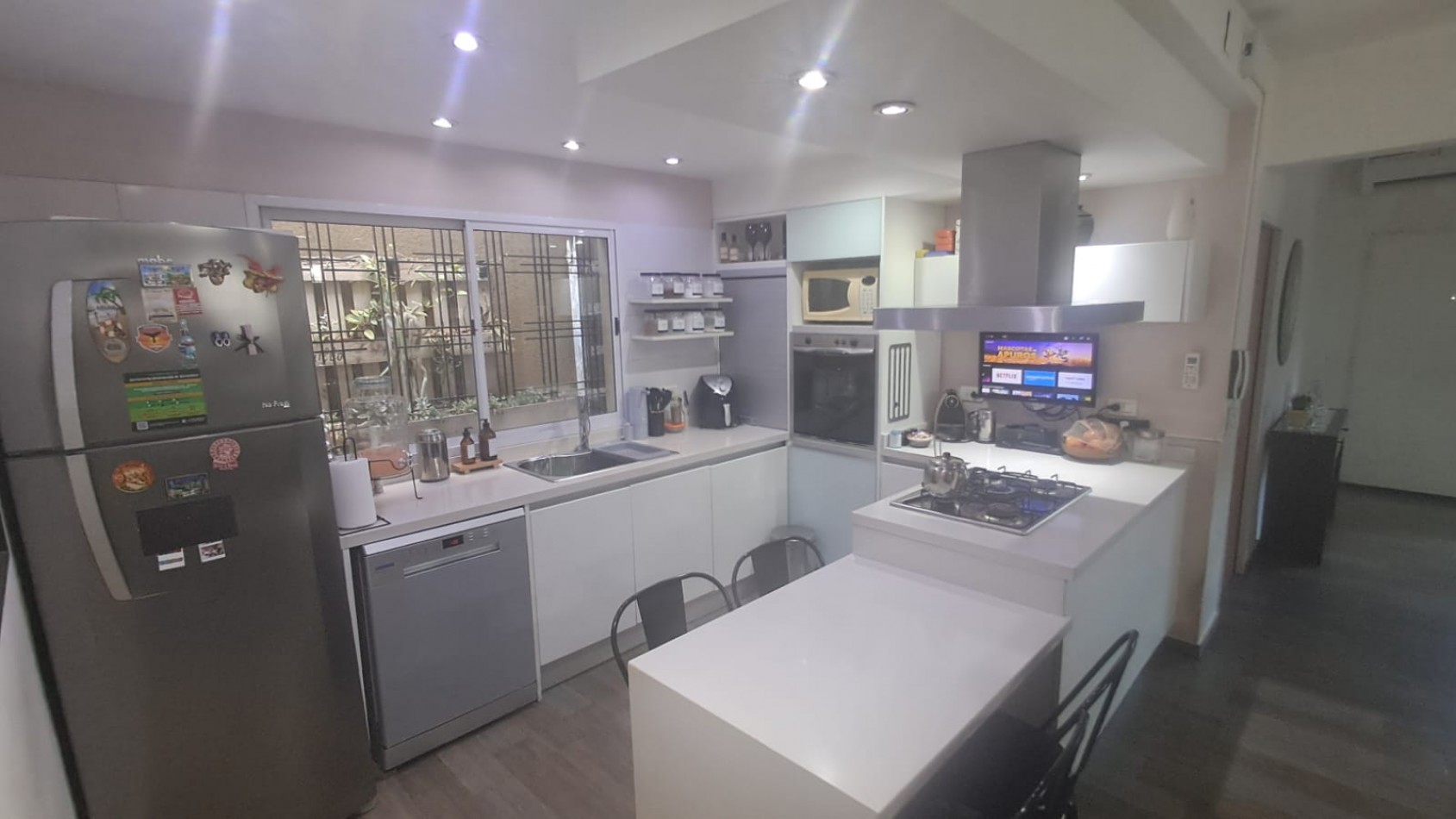 CASA 4 AMB CON GARAGE CUBIERTO, QUINCHO CON PARRILLA Y PATIO REF. 883