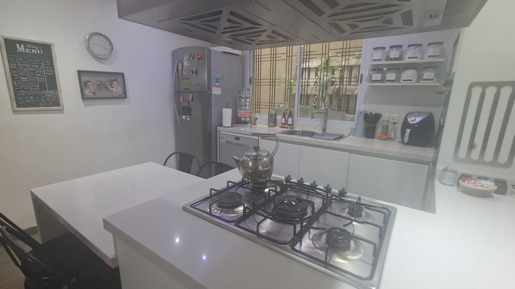 CASA 4 AMB CON GARAGE CUBIERTO, QUINCHO CON PARRILLA Y PATIO REF. 883