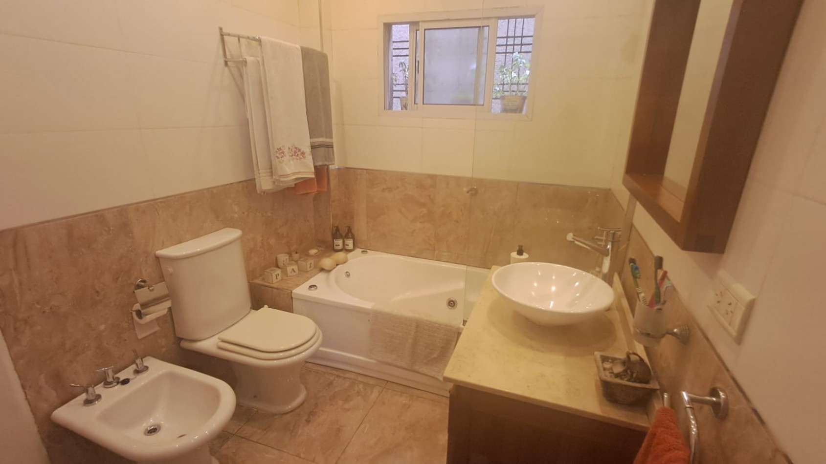 CASA 4 AMB CON GARAGE CUBIERTO, QUINCHO CON PARRILLA Y PATIO REF. 883