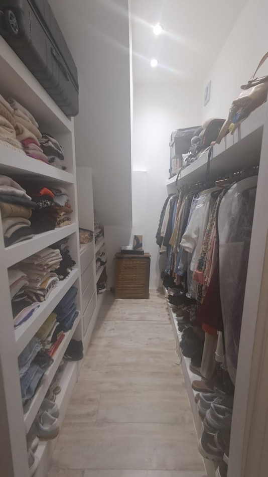 CASA 4 AMB CON GARAGE CUBIERTO, QUINCHO CON PARRILLA Y PATIO REF. 883