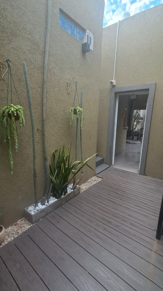 CASA 4 AMB CON GARAGE CUBIERTO, QUINCHO CON PARRILLA Y PATIO REF. 883