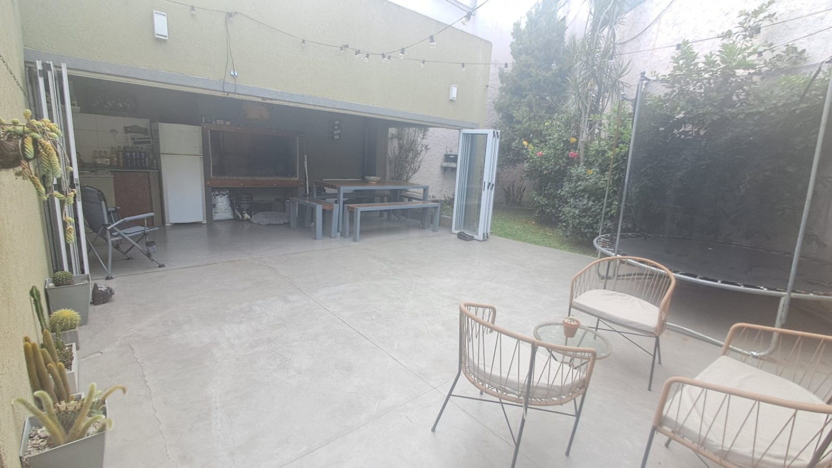 CASA 4 AMB CON GARAGE CUBIERTO, QUINCHO CON PARRILLA Y PATIO REF. 883