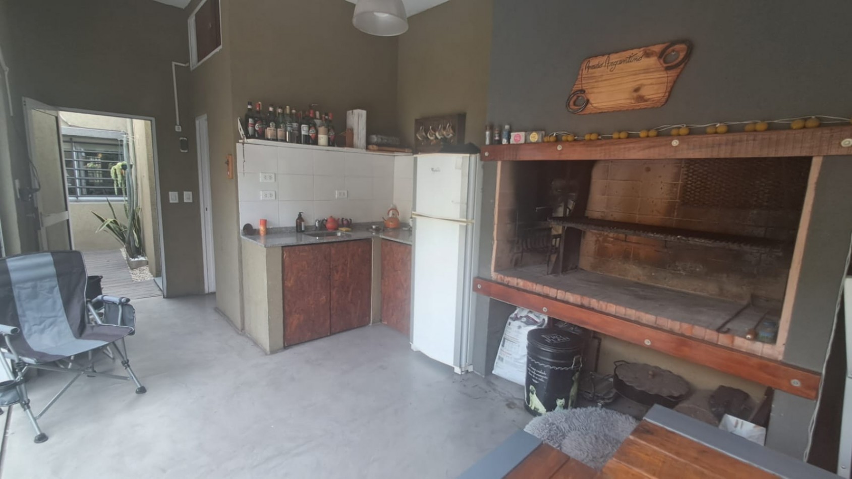 CASA 4 AMB CON GARAGE CUBIERTO, QUINCHO CON PARRILLA Y PATIO REF. 883