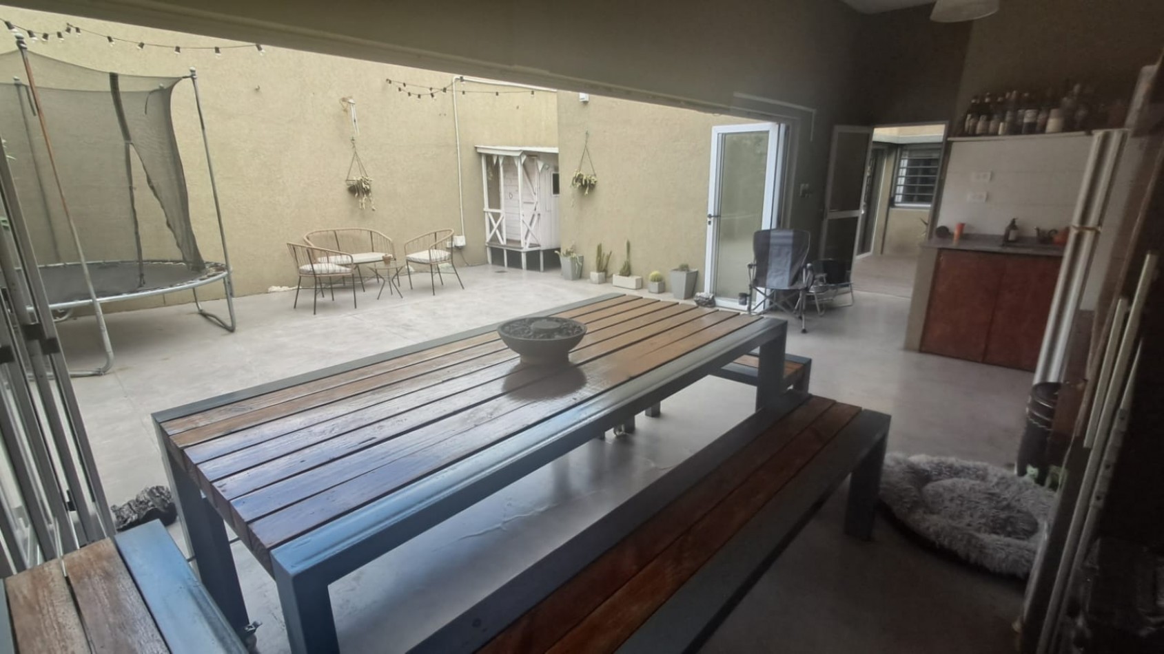 CASA 4 AMB CON GARAGE CUBIERTO, QUINCHO CON PARRILLA Y PATIO REF. 883