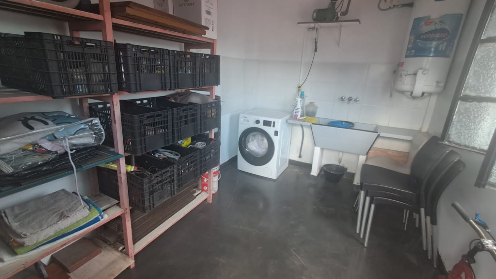 CASA 4 AMB CON GARAGE CUBIERTO, QUINCHO CON PARRILLA Y PATIO REF. 883