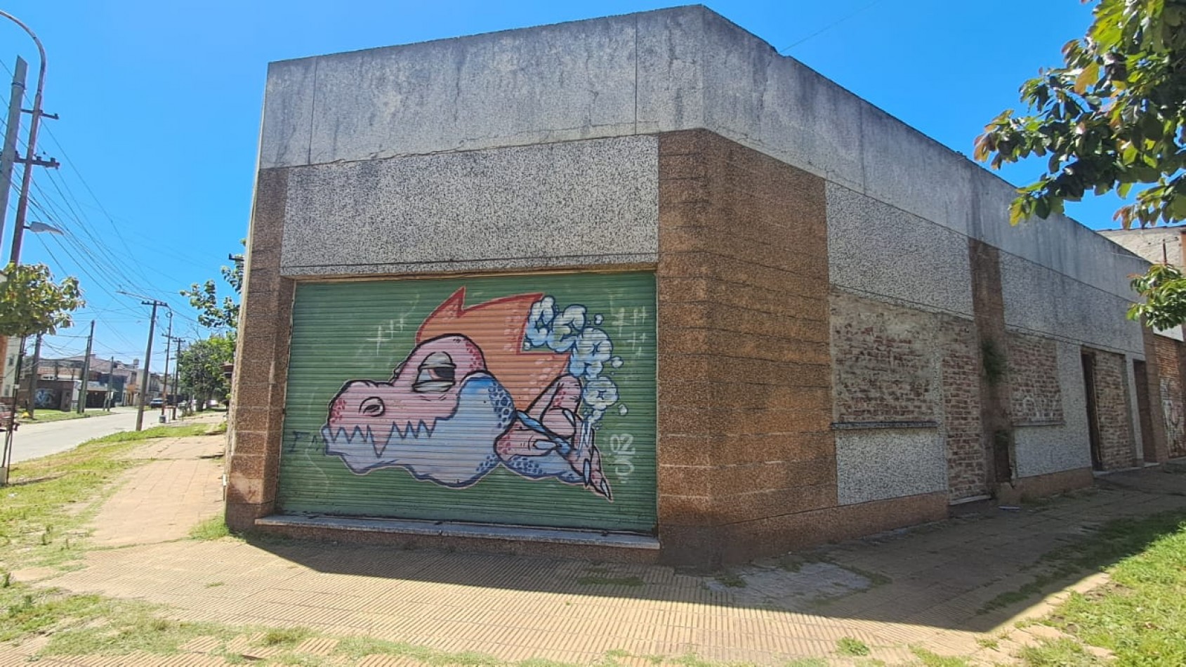 CASA 4 AMB CON LOCAL, DEPOSITO, COCHERA CUBIERTA, PATIO Y TERRAZA POR TODA LA SUPERFICIE CON QUINCHO.REF. 884