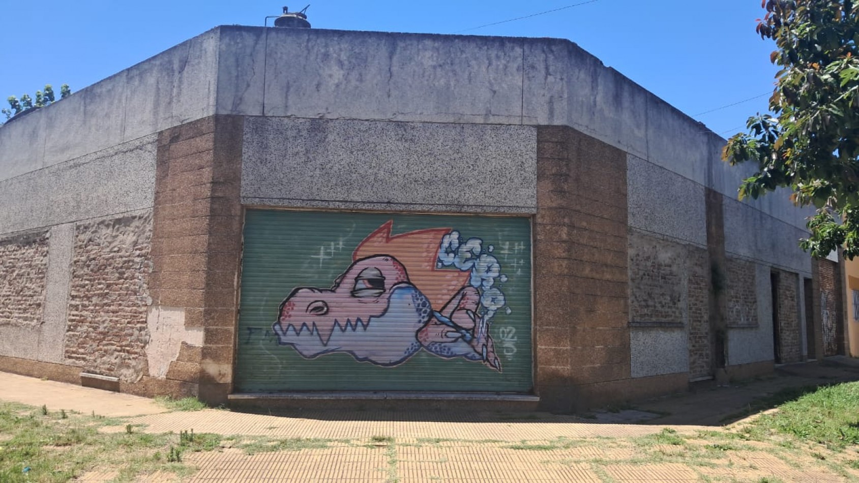 CASA 4 AMB CON LOCAL, DEPOSITO, COCHERA CUBIERTA, PATIO Y TERRAZA POR TODA LA SUPERFICIE CON QUINCHO.REF. 884