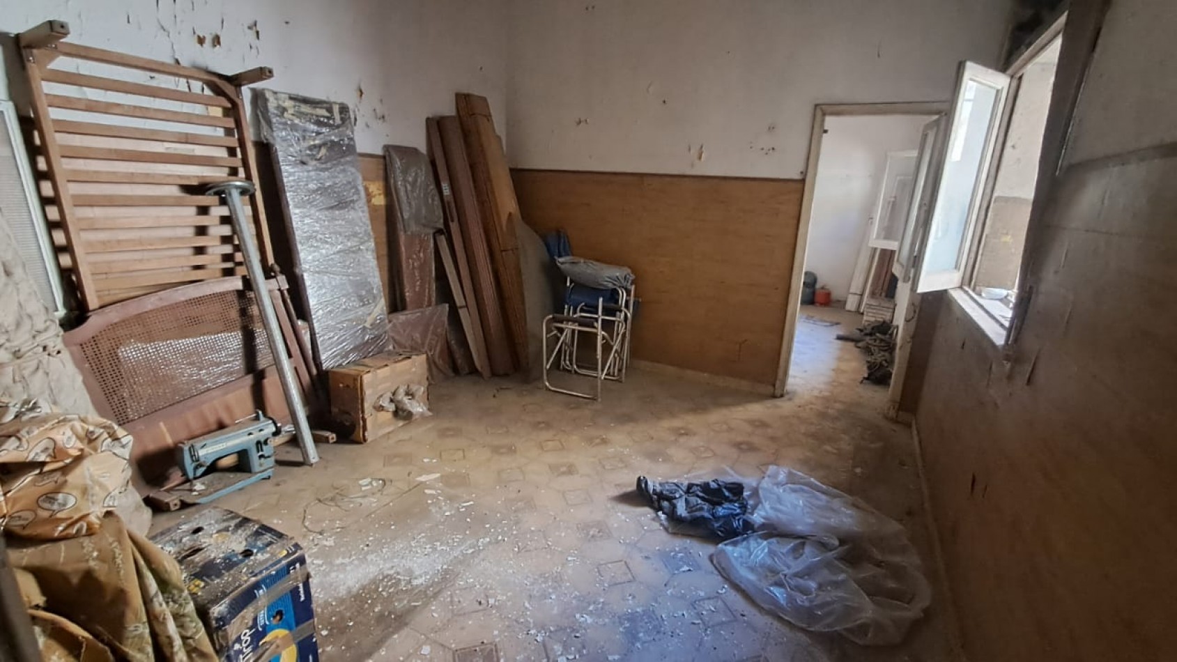 CASA 4 AMB CON LOCAL, DEPOSITO, COCHERA CUBIERTA, PATIO Y TERRAZA POR TODA LA SUPERFICIE CON QUINCHO.REF. 884