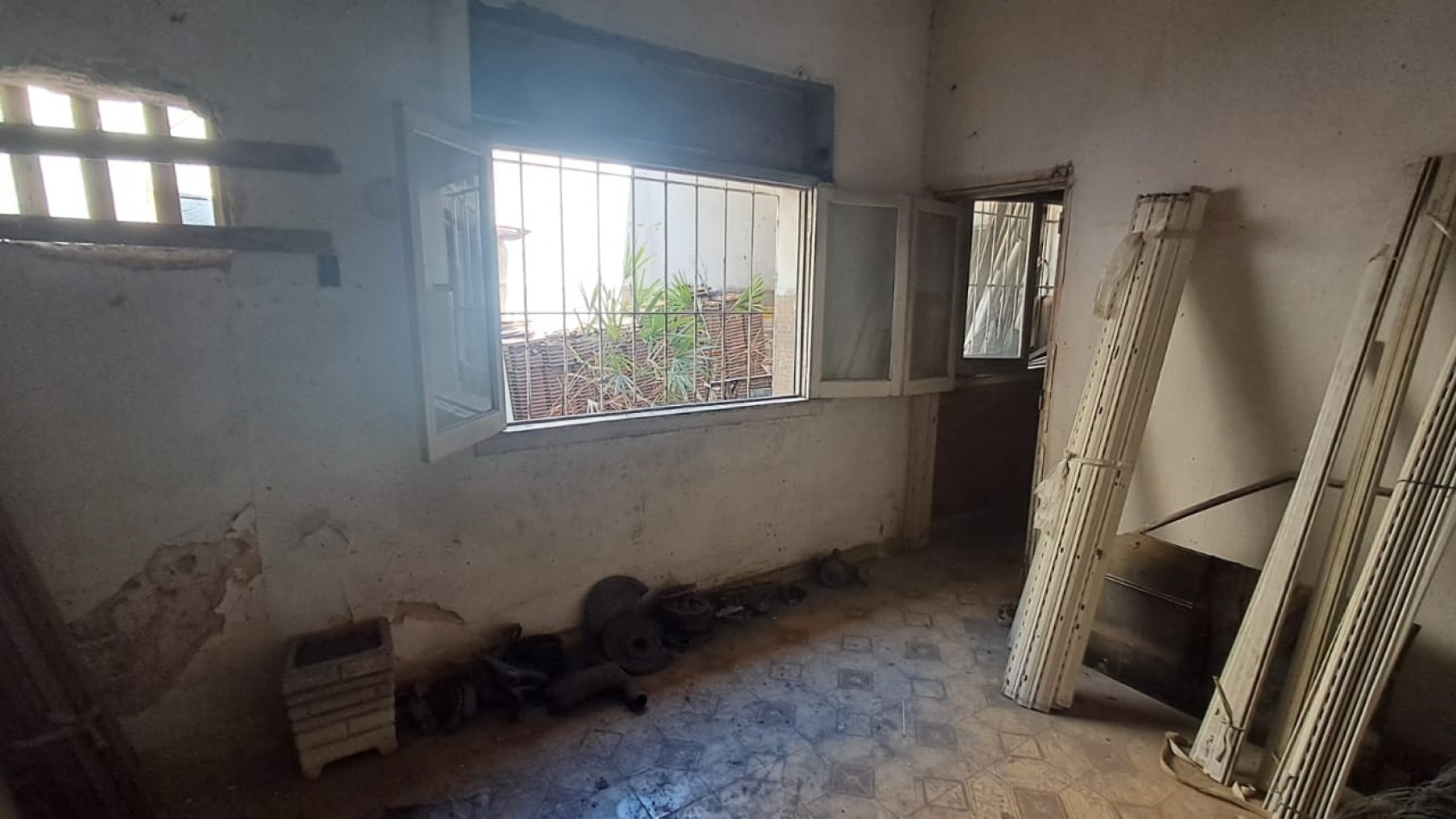 CASA 4 AMB CON LOCAL, DEPOSITO, COCHERA CUBIERTA, PATIO Y TERRAZA POR TODA LA SUPERFICIE CON QUINCHO.REF. 884