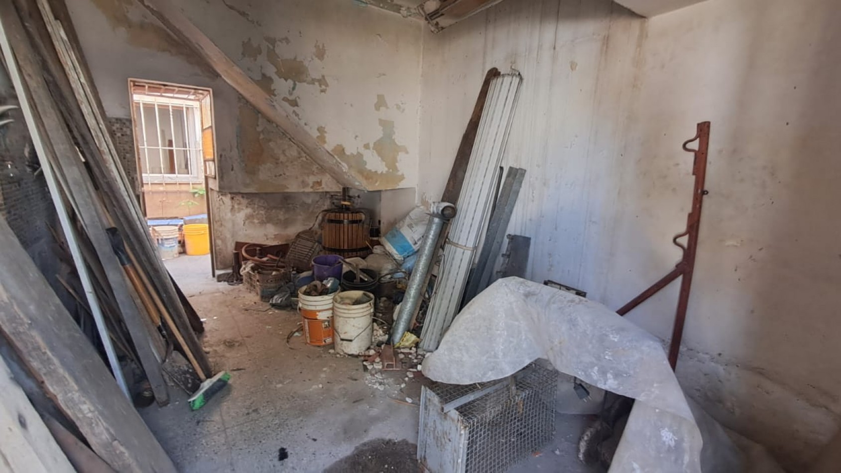 CASA 4 AMB CON LOCAL, DEPOSITO, COCHERA CUBIERTA, PATIO Y TERRAZA POR TODA LA SUPERFICIE CON QUINCHO.REF. 884