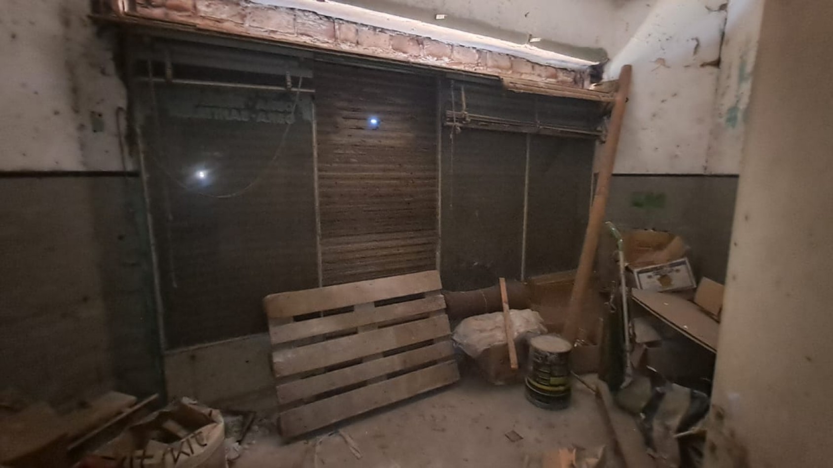 CASA 4 AMB CON LOCAL, DEPOSITO, COCHERA CUBIERTA, PATIO Y TERRAZA POR TODA LA SUPERFICIE CON QUINCHO.REF. 884