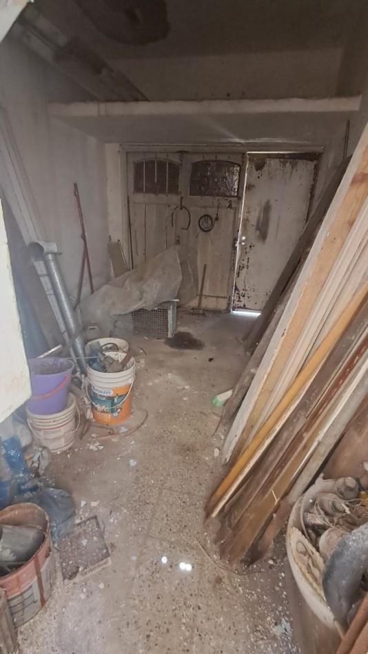 CASA 4 AMB CON LOCAL, DEPOSITO, COCHERA CUBIERTA, PATIO Y TERRAZA POR TODA LA SUPERFICIE CON QUINCHO.REF. 884