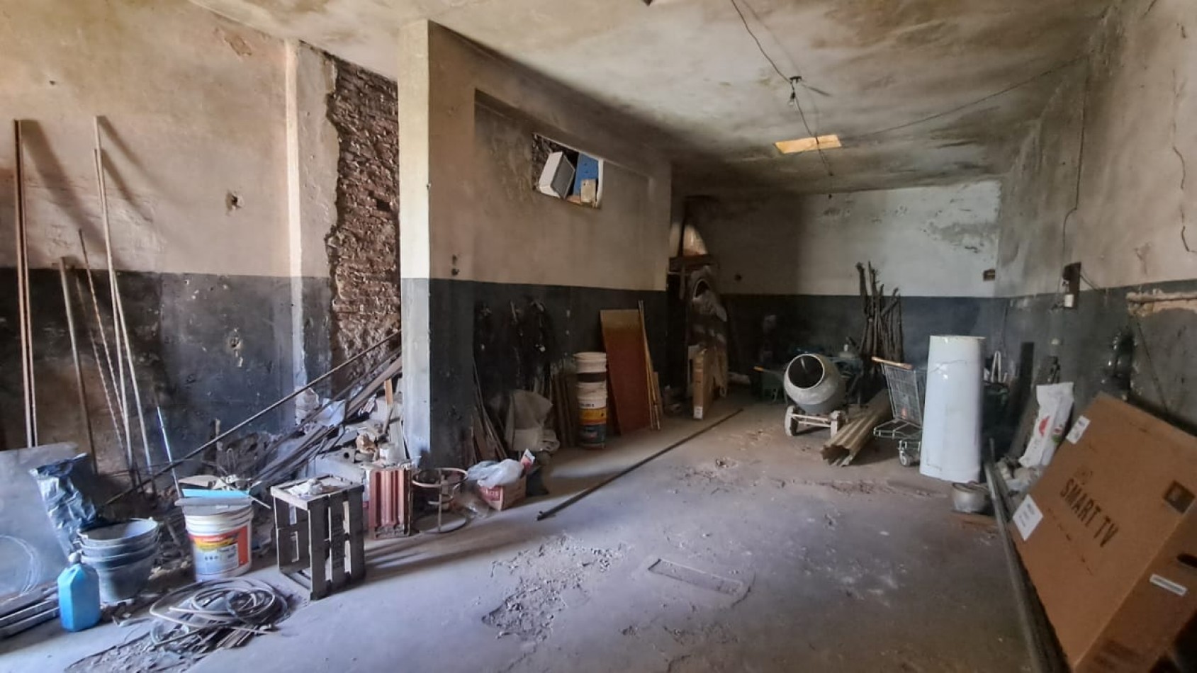 CASA 4 AMB CON LOCAL, DEPOSITO, COCHERA CUBIERTA, PATIO Y TERRAZA POR TODA LA SUPERFICIE CON QUINCHO.REF. 884