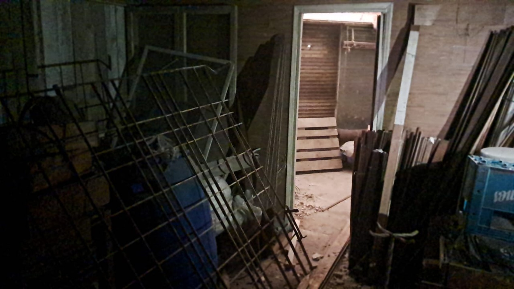 CASA 4 AMB CON LOCAL, DEPOSITO, COCHERA CUBIERTA, PATIO Y TERRAZA POR TODA LA SUPERFICIE CON QUINCHO.REF. 884