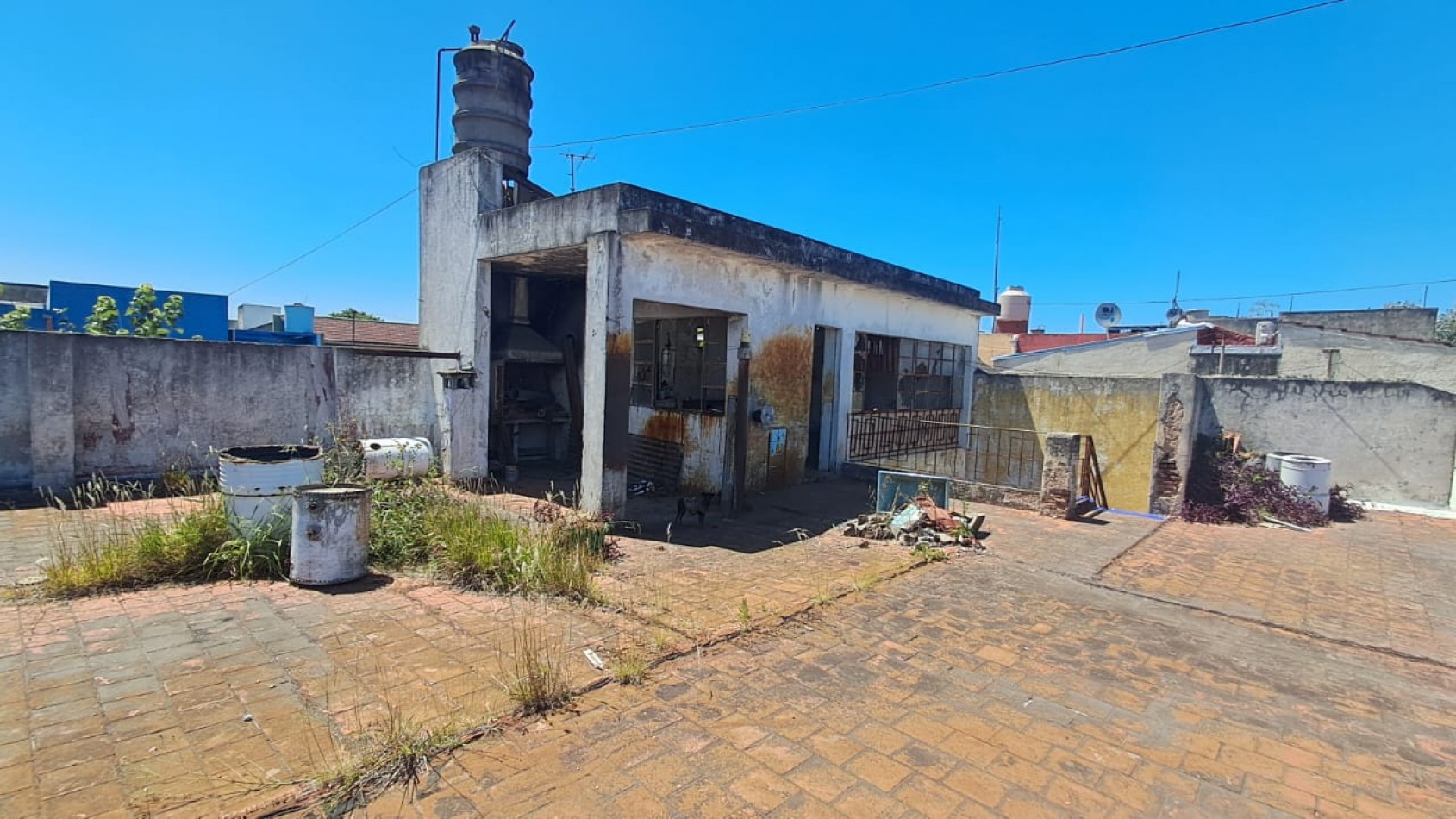 CASA 4 AMB CON LOCAL, DEPOSITO, COCHERA CUBIERTA, PATIO Y TERRAZA POR TODA LA SUPERFICIE CON QUINCHO.REF. 884