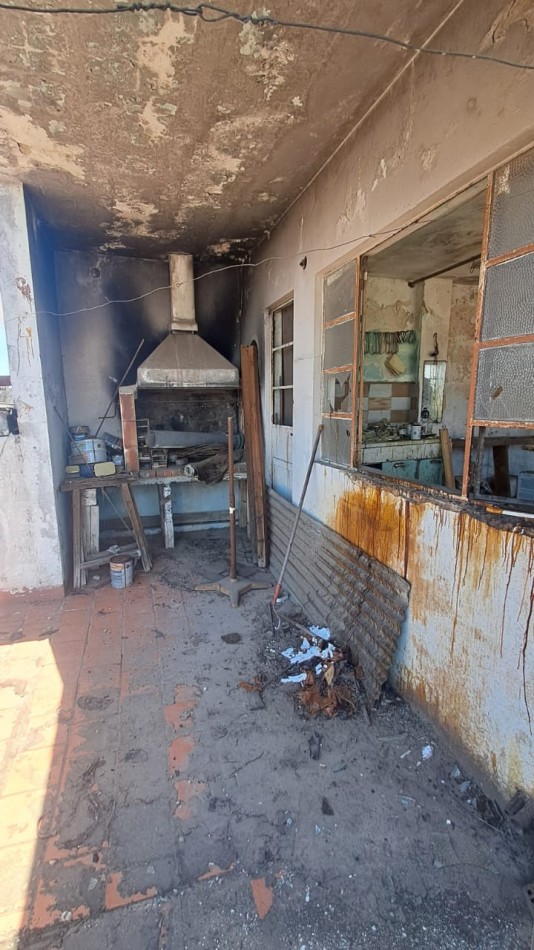 CASA 4 AMB CON LOCAL, DEPOSITO, COCHERA CUBIERTA, PATIO Y TERRAZA POR TODA LA SUPERFICIE CON QUINCHO.REF. 884