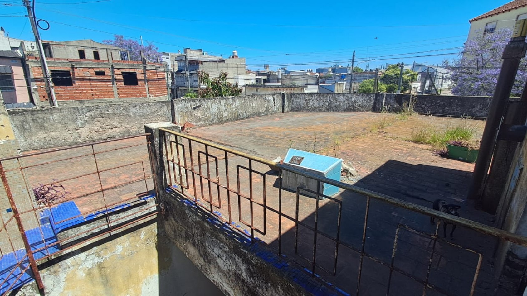 CASA 4 AMB CON LOCAL, DEPOSITO, COCHERA CUBIERTA, PATIO Y TERRAZA POR TODA LA SUPERFICIE CON QUINCHO.REF. 884