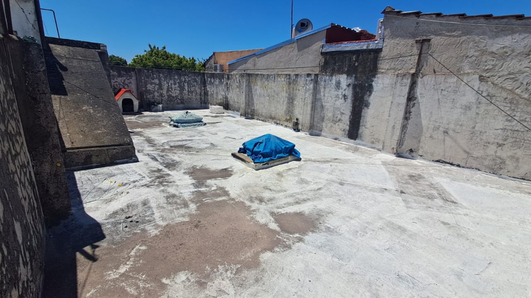 CASA 4 AMB CON LOCAL, DEPOSITO, COCHERA CUBIERTA, PATIO Y TERRAZA POR TODA LA SUPERFICIE CON QUINCHO.REF. 884