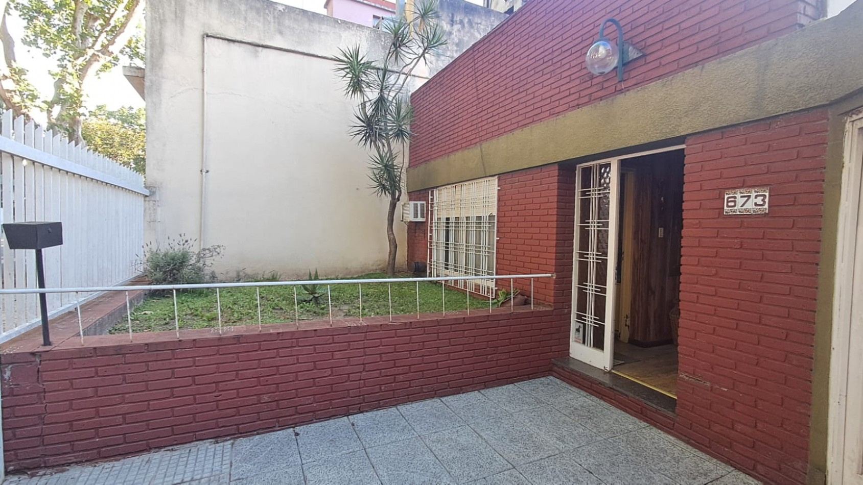 CASA 4 AMB CON COCHERA CUBIERTA Y DESCUBIERTA + DEPTO 2 AMB REF. 885