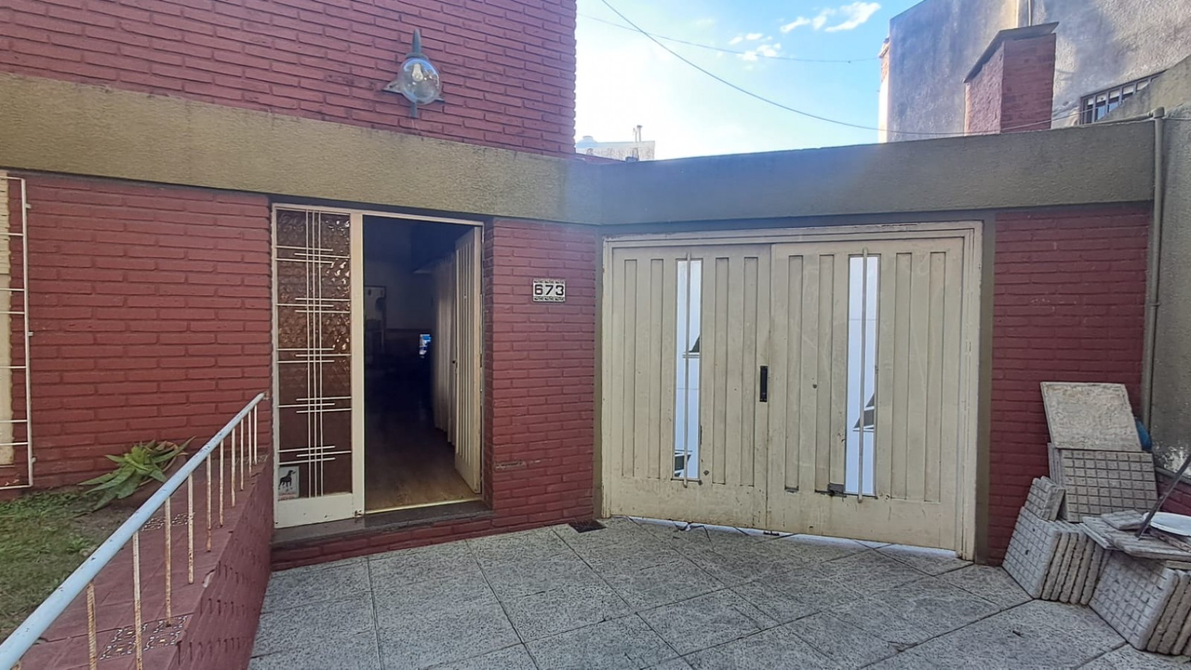 CASA 4 AMB CON COCHERA CUBIERTA Y DESCUBIERTA + DEPTO 2 AMB REF. 885