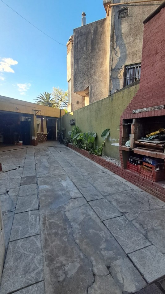 CASA 4 AMB CON COCHERA CUBIERTA Y DESCUBIERTA + DEPTO 2 AMB REF. 885