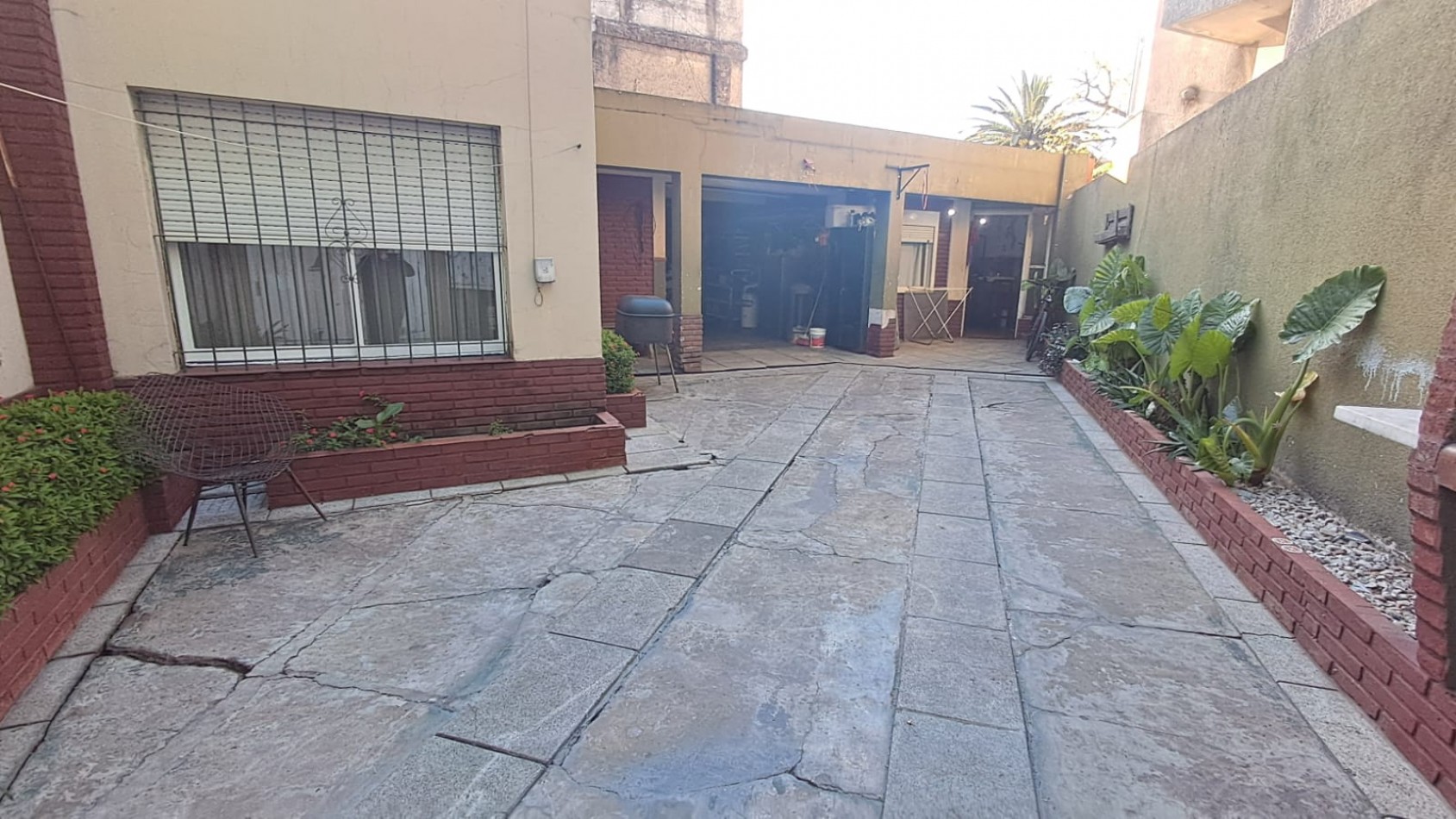 CASA 4 AMB CON COCHERA CUBIERTA Y DESCUBIERTA + DEPTO 2 AMB REF. 885