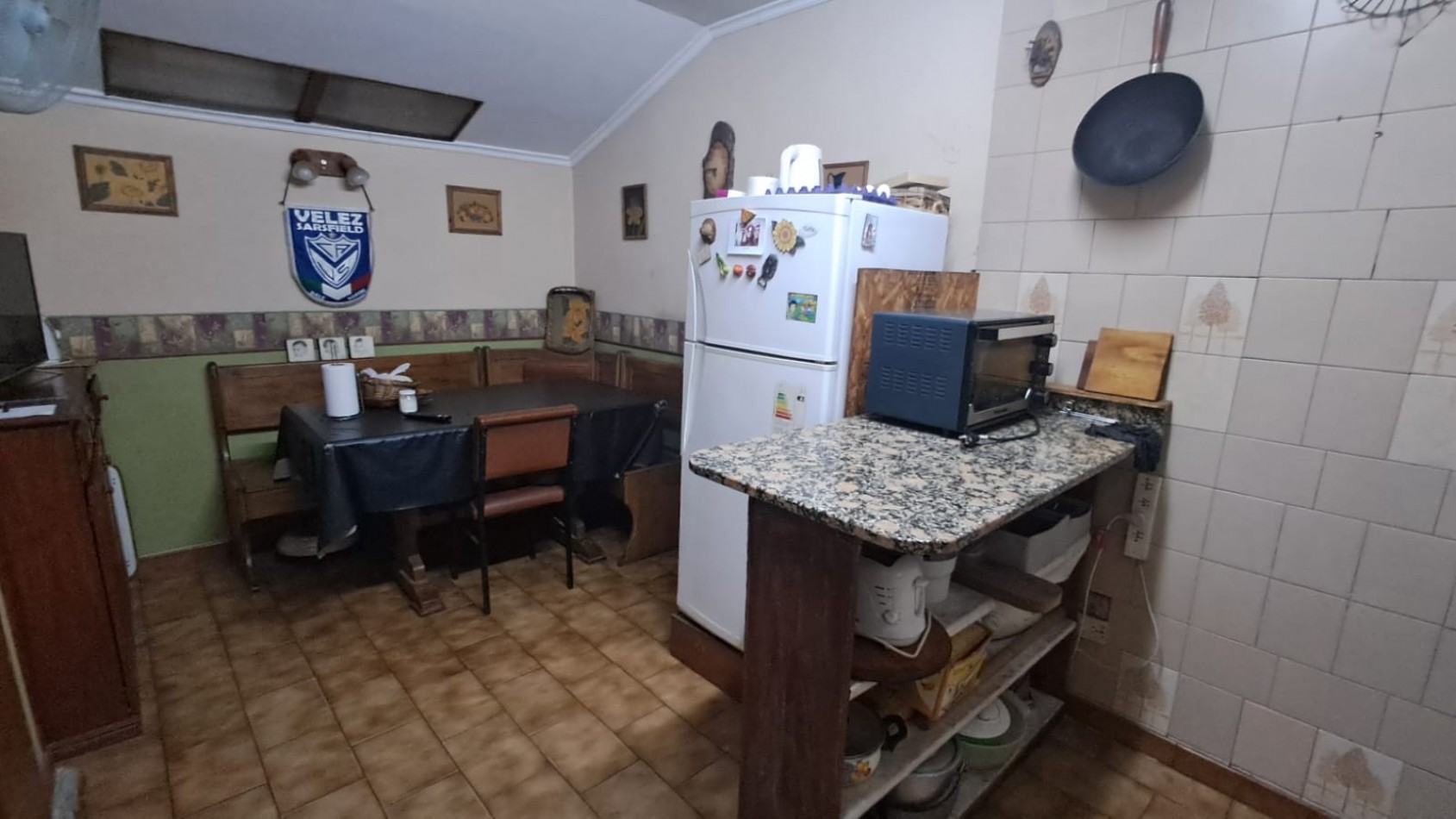 CASA 4 AMB CON COCHERA CUBIERTA Y DESCUBIERTA + DEPTO 2 AMB REF. 885