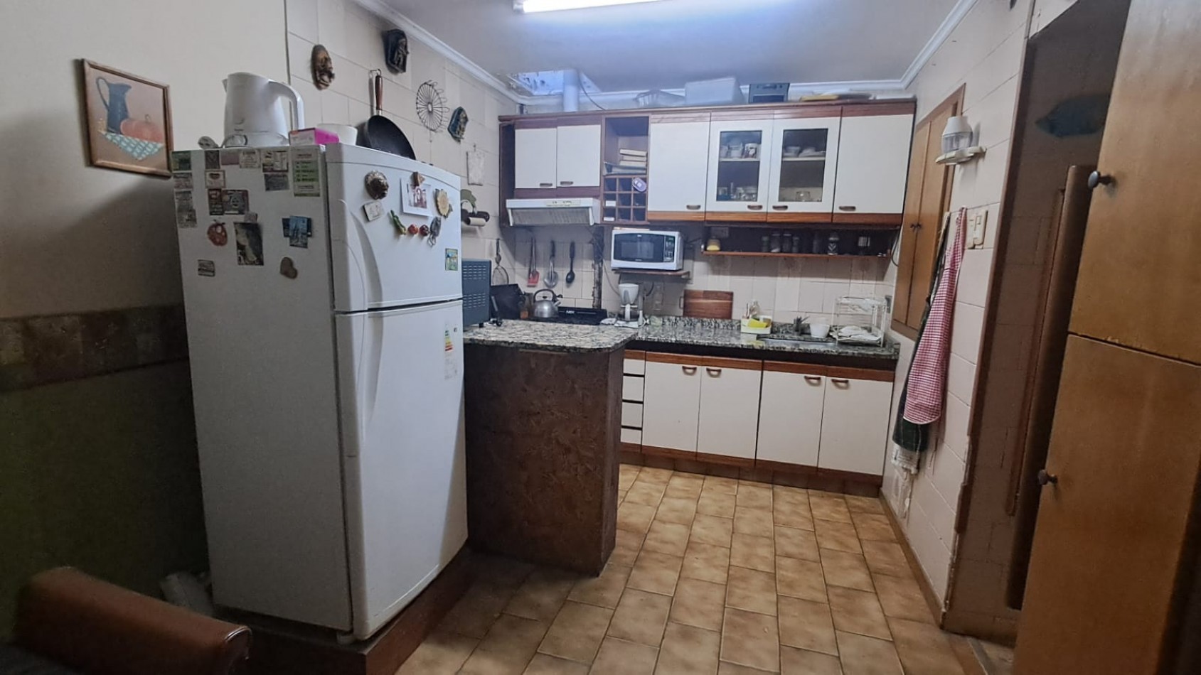 CASA 4 AMB CON COCHERA CUBIERTA Y DESCUBIERTA + DEPTO 2 AMB REF. 885