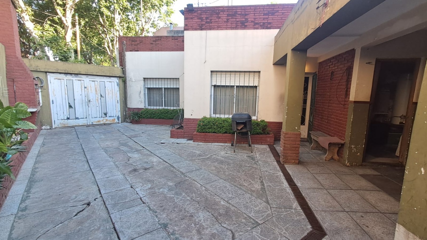 CASA 4 AMB CON COCHERA CUBIERTA Y DESCUBIERTA + DEPTO 2 AMB REF. 885