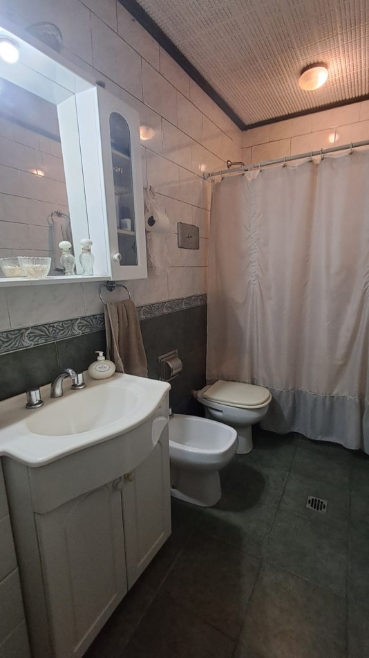 CASA 4 AMB CON COCHERA CUBIERTA Y DESCUBIERTA + DEPTO 2 AMB REF. 885