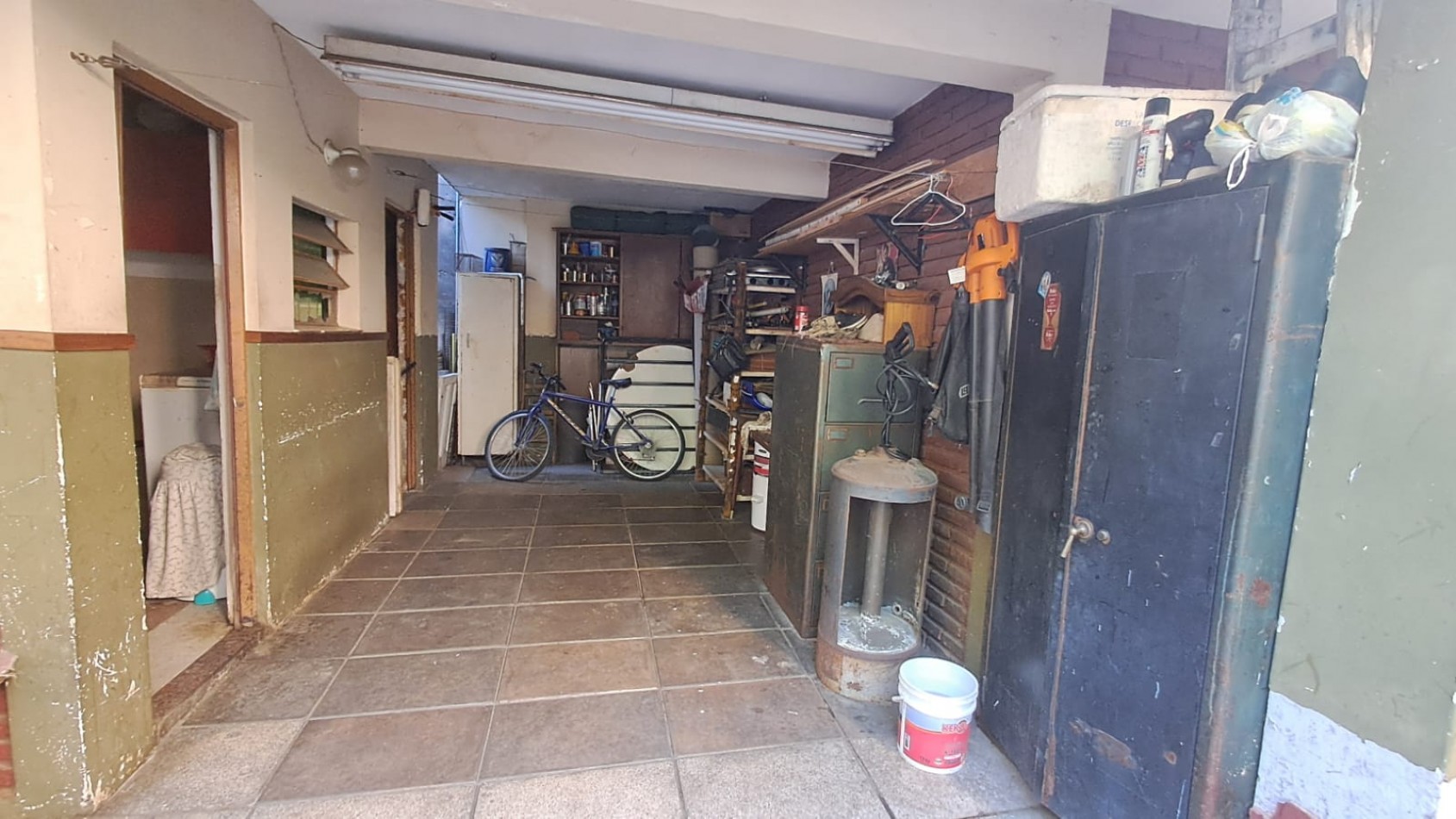 CASA 4 AMB CON COCHERA CUBIERTA Y DESCUBIERTA + DEPTO 2 AMB REF. 885