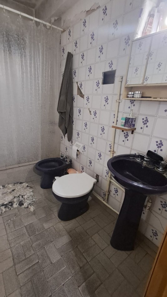 CASA 4 AMB CON COCHERA CUBIERTA Y DESCUBIERTA + DEPTO 2 AMB REF. 885