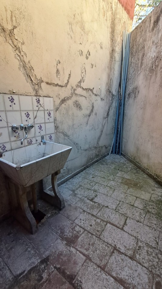 CASA 4 AMB CON COCHERA CUBIERTA Y DESCUBIERTA + DEPTO 2 AMB REF. 885