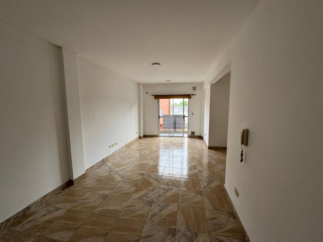 DEPARTAMENTO MONOAMBIENTE AL FRENTE A METROS DE CABA.REF.886