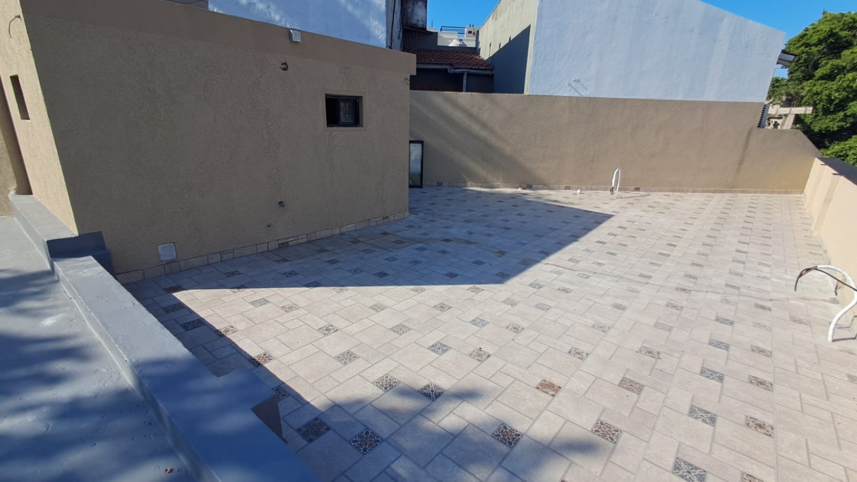 CASA 4 AMBIENTES CON LOCAL, GARAGE Y TERRAZA X T/SUPERFICIE CON LAVADERO (POSIBLE FINANCIACION) ref. 887