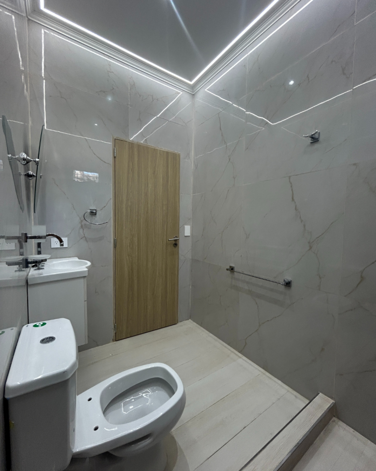 CASA 4 AMBIENTES CON LOCAL, GARAGE Y TERRAZA X T/SUPERFICIE CON LAVADERO (POSIBLE FINANCIACION) ref. 887