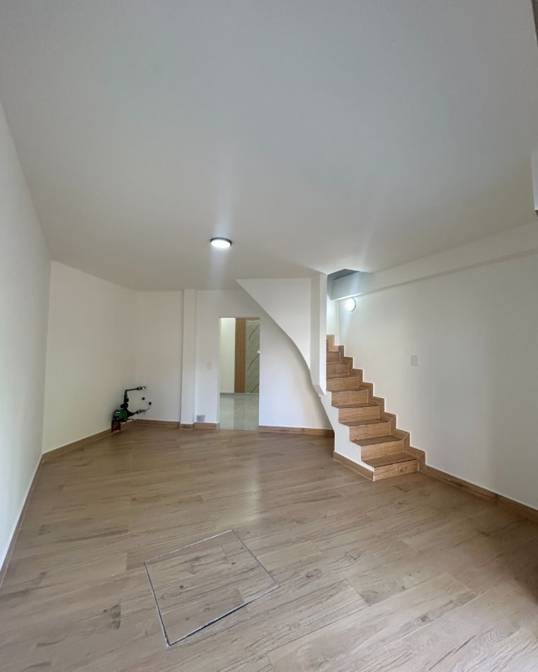 CASA 4 AMBIENTES CON LOCAL, GARAGE Y TERRAZA X T/SUPERFICIE CON LAVADERO (POSIBLE FINANCIACION) ref. 887