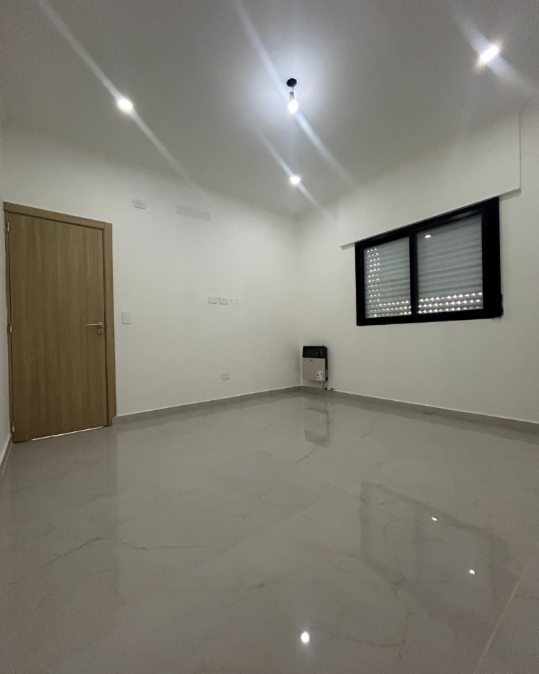 CASA 4 AMBIENTES CON LOCAL, GARAGE Y TERRAZA X T/SUPERFICIE CON LAVADERO (POSIBLE FINANCIACION) ref. 887