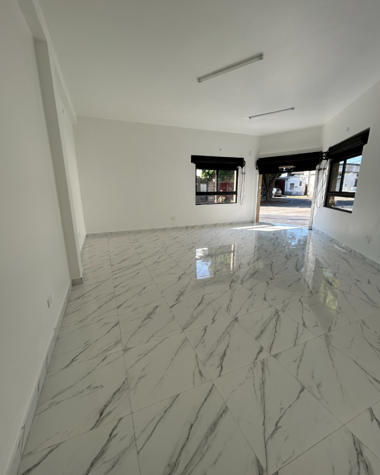 CASA 4 AMBIENTES CON LOCAL, GARAGE Y TERRAZA X T/SUPERFICIE CON LAVADERO (POSIBLE FINANCIACION) ref. 887