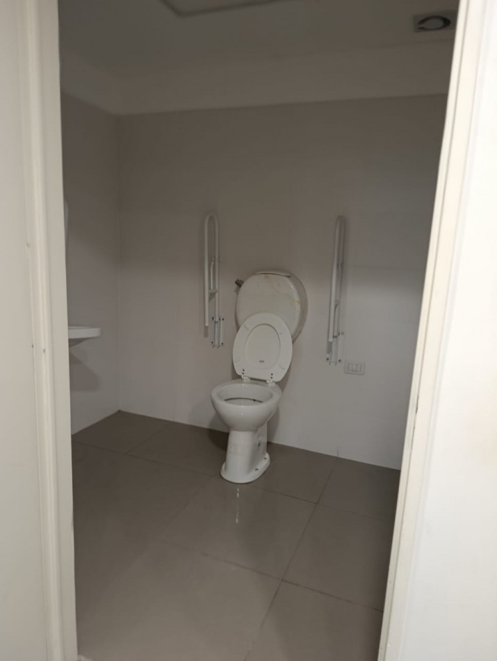 LOCAL EN 2 PLANTAS EN ZONA COMERCIAL