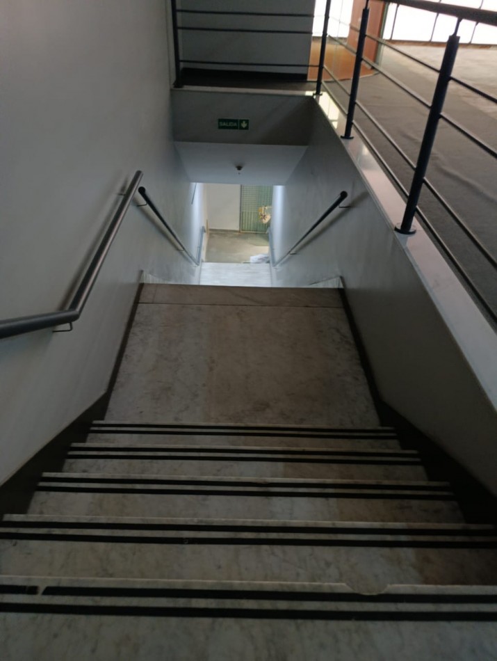 LOCAL EN 2 PLANTAS EN ZONA COMERCIAL